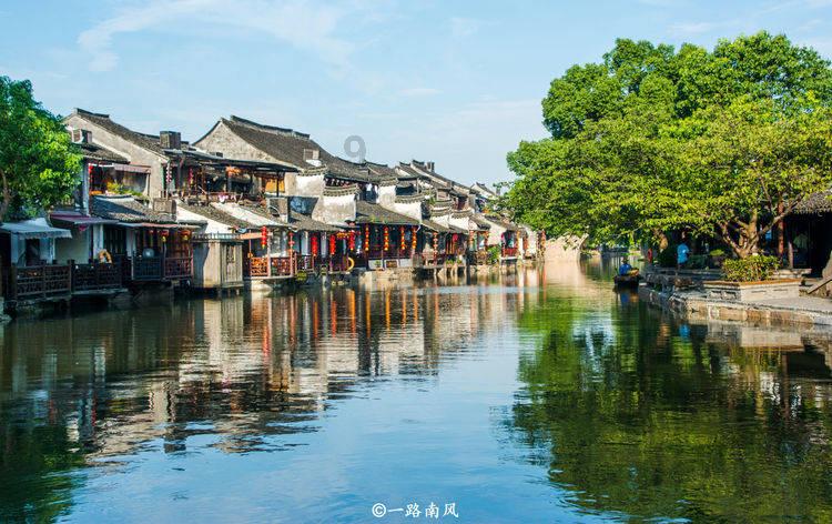 卫生间里听到同事说你坏话，是选择冲出去理论还是暂时装没听到？游戏画面