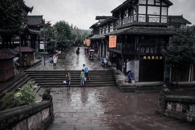 轮台县举行“东风工程”年历画暨“万村千乡文化产品惠民行动”春联发放仪式